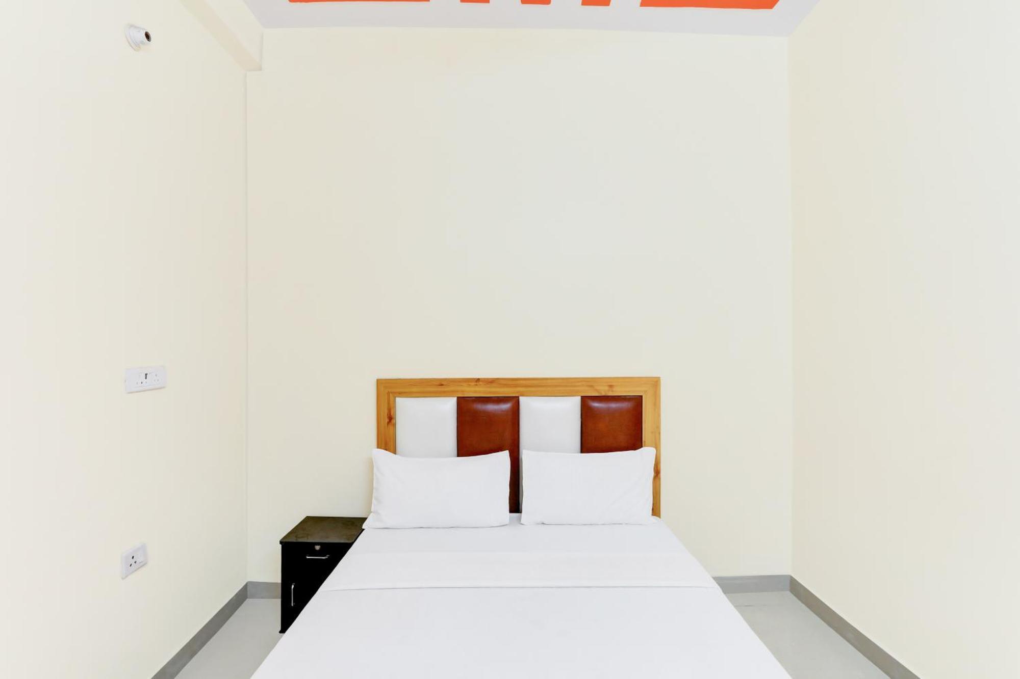 Hotel O Blu Moon Ghaziabad Bagian luar foto